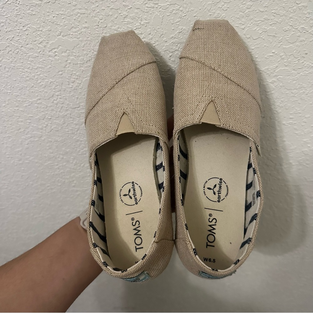 Classic Tan Tom’s Size 6.5